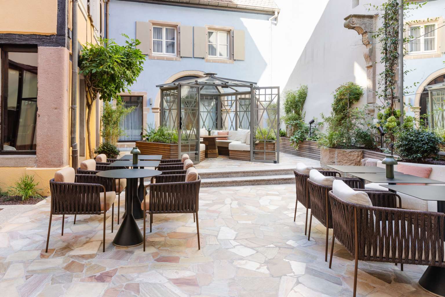 Terrasse et gloriette à l'hotel Le Colombier Colmar